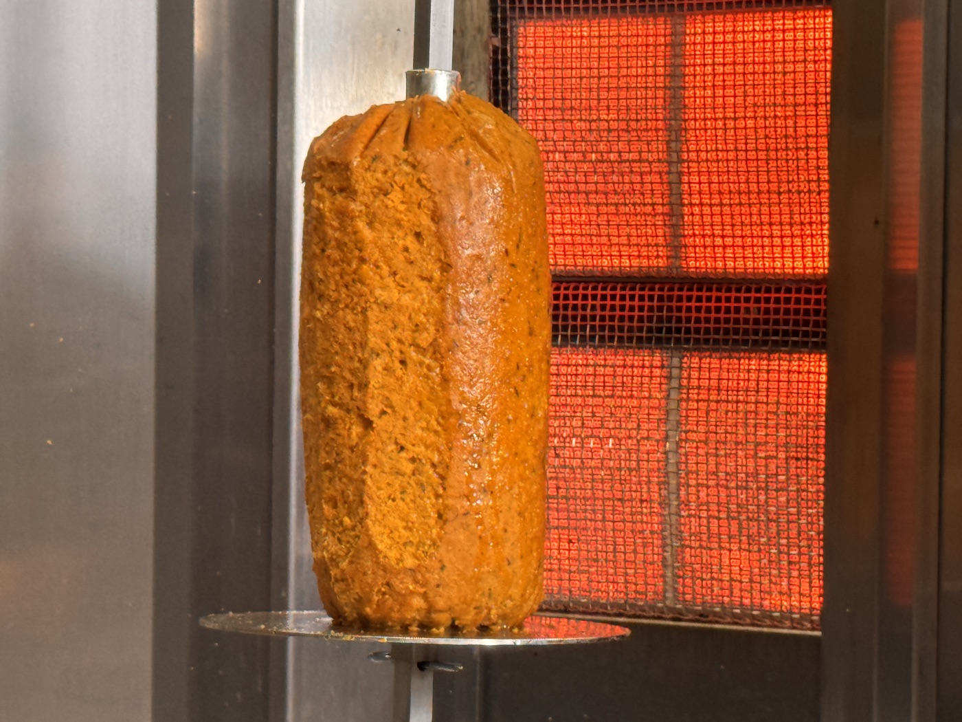 JACK's pflanzlicher Drehspie&szlig; aus Erbsenprotein aufrecht am gl&uuml;henden Infrarotgrill